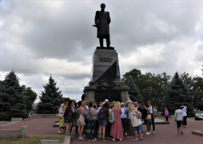 Экскурсия у памятника адмиралу Нахимову в Севастополе